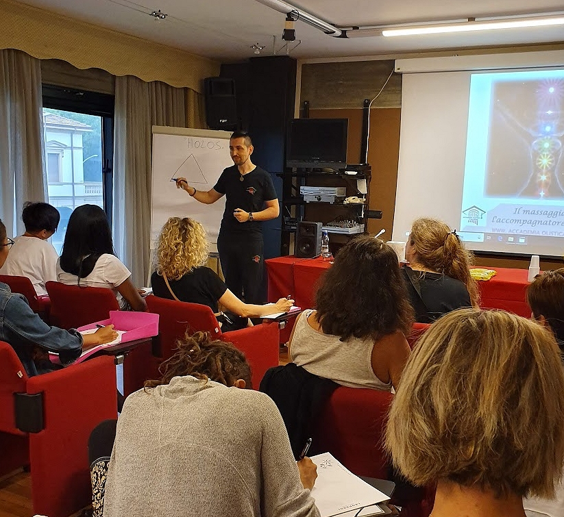 Alessandro Iacoangeli durante una lezione di formazione in aula