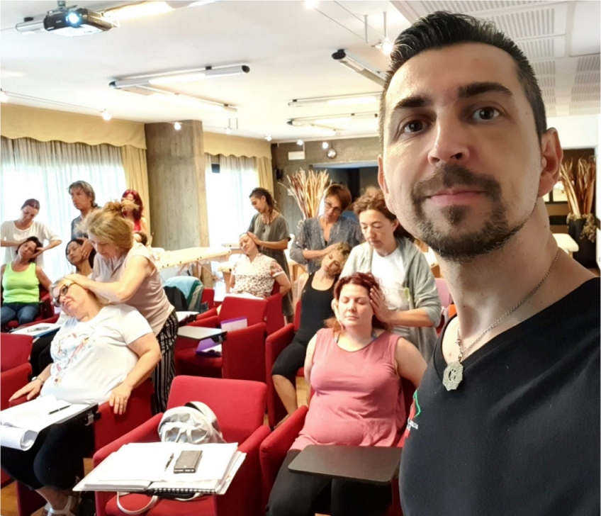 Alessandro Iacoangeli mentre tiene una lezione in aula